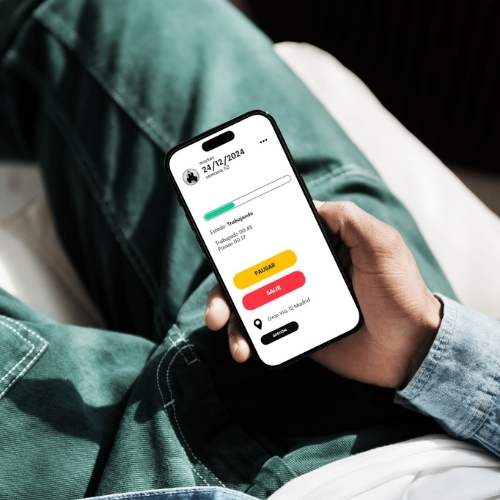 Empleado fichando jornada